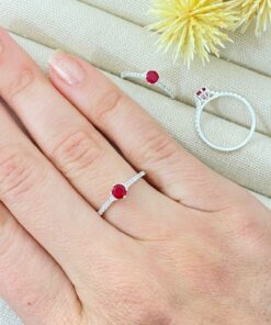 P1-16 ANEL  SOLITARIO CRAVEJADO VERMELHO ANI1358  1.12g LOTE 19