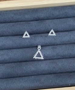 B6-31 Conjunto Triangulo Cravejado Importado  1,55g Lote 17