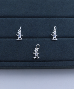 F3-32 Pingente Menino/ Skate Cravejado Importado  0,85g Lote 17