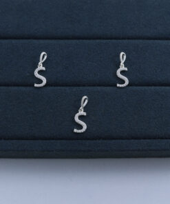 F4-21 Pingente Letra S  0.4g Lote 19