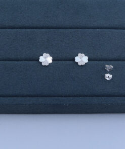 K3-81 Brinco TREVO Cravejado Importado Peso Aproximado 1,4g Lote 18