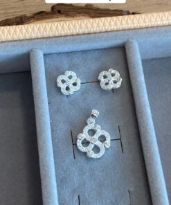 Alternative view of B2-13 CONJUNTO TREVO CRAVEJADO IMPORTADO SEM CORRENTE  2,6g Lote 17