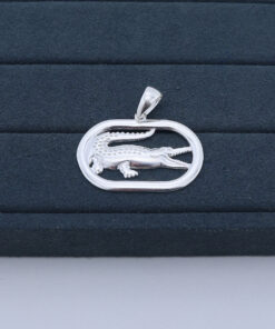 M3-43 Pingente Lacoste  TAM 3,8cm 5,1g  Lote 2