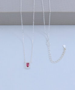 C1-12 COLAR CRAVEJADO IMPORTADO RETANGULAR VERMELHO Peso Aproximado 2,0g Lote 17