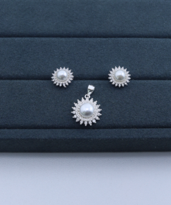 B1-87 CONJUNTO FLOR C/PEROLA CRAVEJADO IMPORTADO 4,4g Lote 17