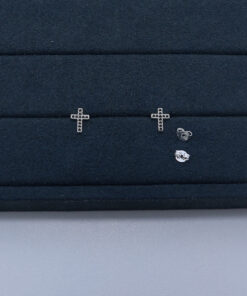 J2-146 BRINCO CRUZ CRAVEJADA PRETA PESO APROXIMADO 1,0g L19