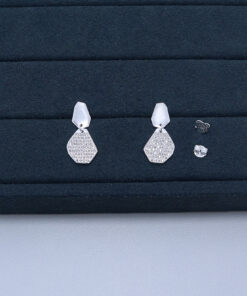 J1-137 BRINCO CRAVEJADO IMPORTADO PESO APROXIMADO 3,8g L18